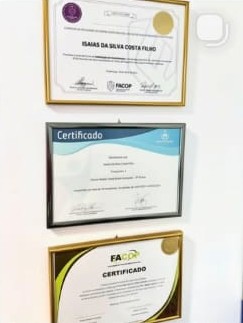Certificados de atualização profissional na parede
